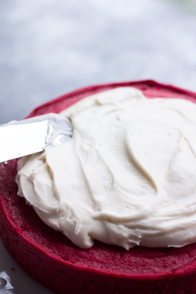 cobertura de creme de queijo vegan com cobertura de bolo de veludo vermelho vegan